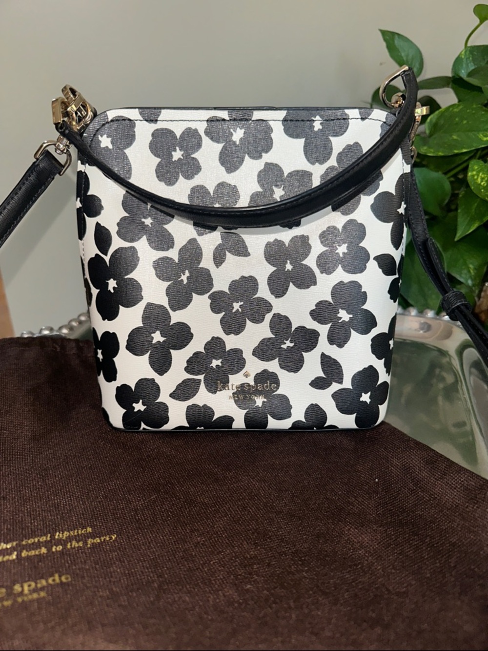 kate spade Black & White Floral Daisy Crossbody Purse NWOT  with dust bag♠️
